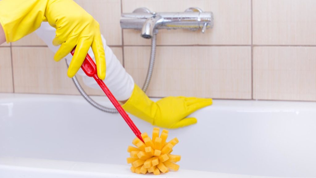 Veja como funciona a limpeza de uma banheira e cuidados necessários