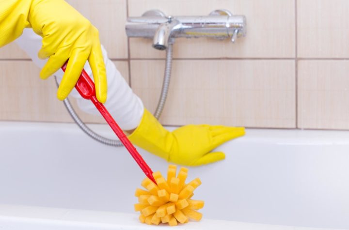 Veja como funciona a limpeza de uma banheira e cuidados necessários