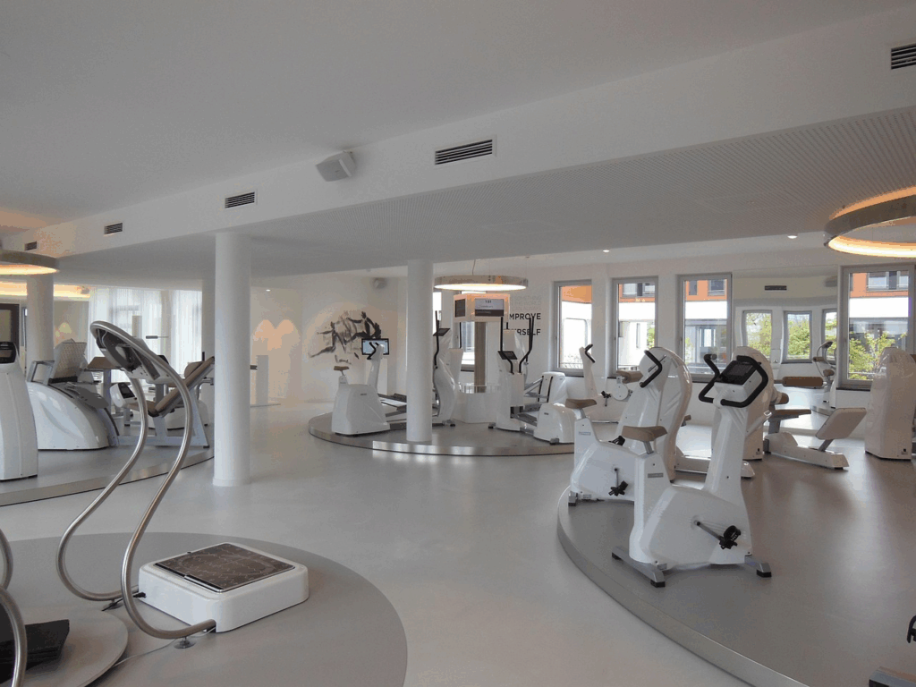 Comprar ou alugar aparelho de academia para condomínios: vale?