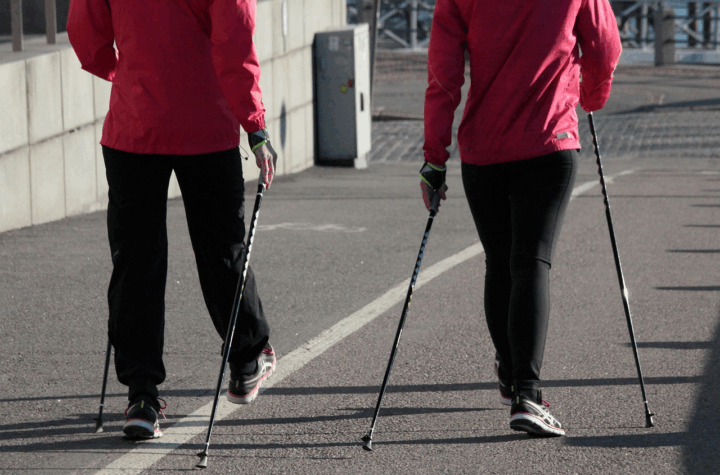 Roupa fitness em promoção: o que os jovens buscam
